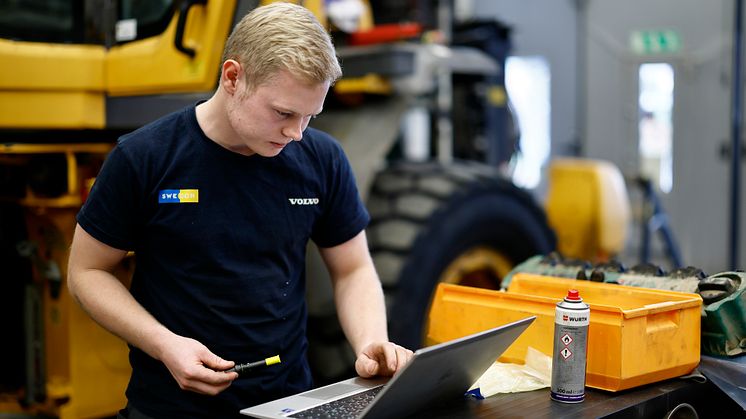 Filip Sjöstedt i arbete hos Swecon i Örebro