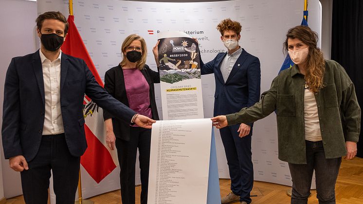 (c) POW AT/Liam Strasser (im Bild v.l.n.r.: Thomas Miedl, Marketing Manager Scarpa AT; Umweltministerin Leonore Gewessler; Moritz Nachtschatt, Geschäftsführer POW Österreich