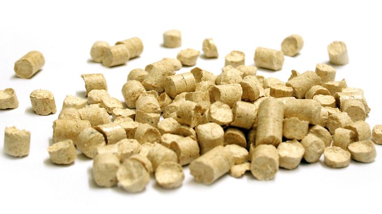 Sverige är i huvudsak självförsörjande på pellets, men det förekommer också import av certifierad pellets från Estland.