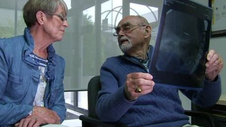 Dr Rice och hans fru studerar röntgenbilden av hans eget inneröra