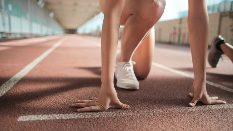 Kvinnor med PCOS presterar bättre i fysiska tester jämfört med andra idrottskvinnor, särskilt i explosiva grenar som sprint.