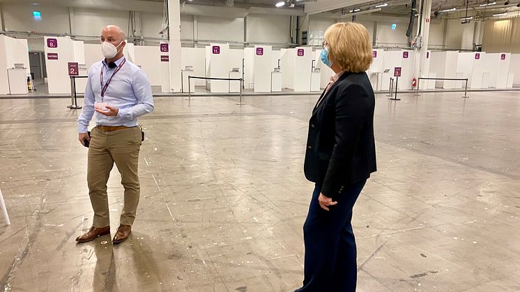 Irene Svenonius (M) och Werlabs VD, Henrik Forsberg, i Kistamässan