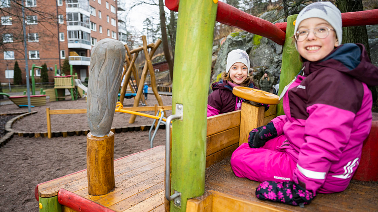 Tvillingarna Kaylin och Adele har döpt Båtparken i Trångsund. Foto: Ola Jacobsen