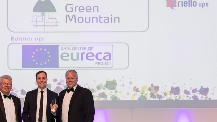 Picking up the price at the DCD awards ceremony is (from the left), Henning Tangen, CFO Green Mountain and Svein Atle Hagaseth, CSO, Green Mountain.