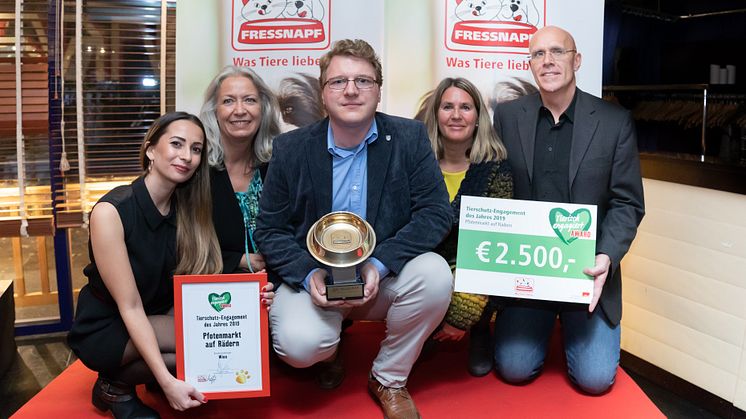 Sonja Moldaschl und das Team vom "Pfotenmarkt auf Rädern" freut sich über den goldenen Fressnapf.