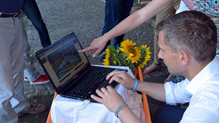 Staatsminister Martin Dulig lässt sich die Internetseite erklären