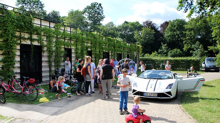 Ein aufregender Nachmittag im Bärenherz: Kinder mit Dr. Schuh im Lamborghini unterwegs