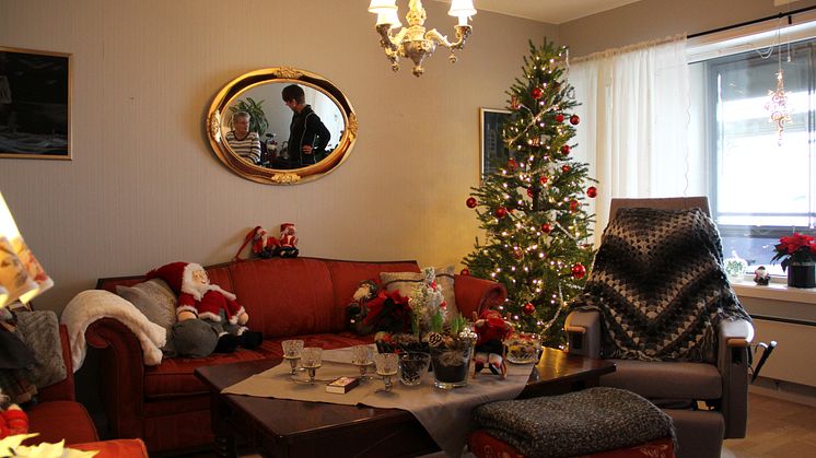 I stuen til Åse er det pyntet og klart til julefeiring med familien. Foto: Boligbygg