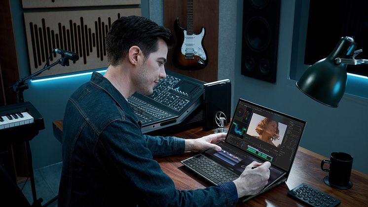 ZenBook Pro Duo 15 OLED_UX582_Scenario photo_01.jpg