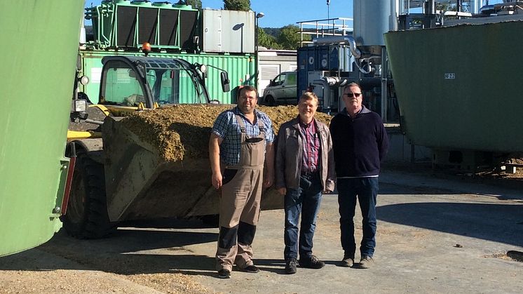 Jürgen Lütkenhöner als Lohnunternehmer (rechts), sein  Mitarbeiter Torben Grothe (links) und  Norbert Darnauer (Mitte) Asset Manager bei Energieservice Westfalen Weser unterstützen die Energiewende vor Ort.