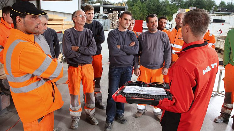 Hilti tar Hälsa- och Säkerhetsutbildningen från klassrum och webb till arbetsplatsen och erbjuder en interaktiv och upplevelsebaserad utbildning som ställer krav på ett aktivt deltagande.