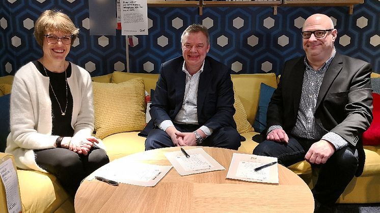 Her signerer selskapene Parisavtalen. Fra venstre: Hanne Refsholt, konsernsjef Tine, Odd Arild Grefstad, konsernsjef Storebrand og Anders Lennartsson, bærekraftsjef Ikea. 
