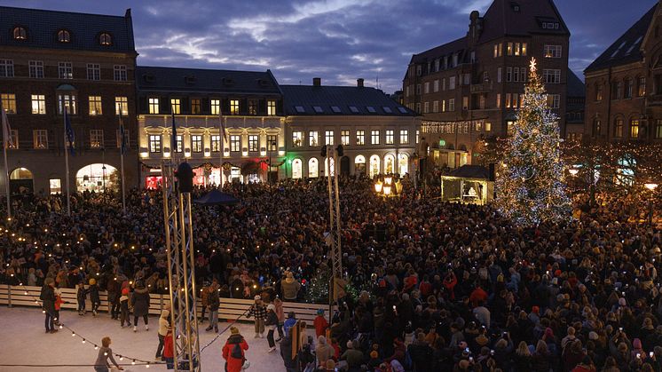 Vinterlund inleds traditionsenligt med grantändning på Stortorget den 1 december.