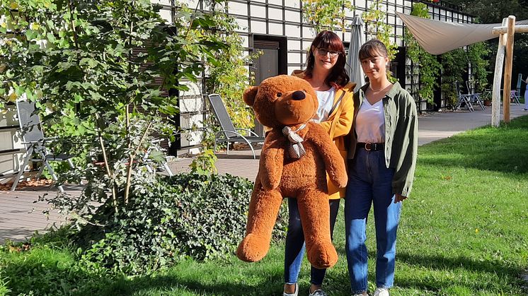 Jana und Klara Meinhardt im Familiengarten des Kinderhospizes Bärenherz
