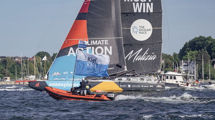 TheOceanRaceKielFlyBy Malizia (c) Kiel-Marketing Nick Hanke