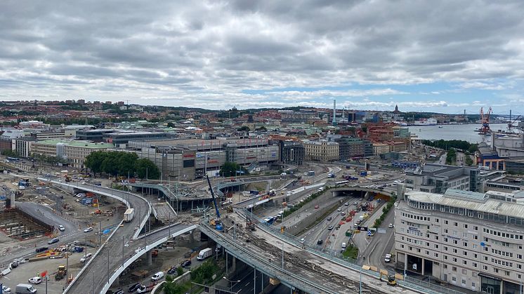 Götaälvbron har nu rivits där Hisingsbron ska korsa den gamla bron. På torsdag morgon, den 1 juli, ska den sista pusselbiten till Hisingsbrons kollektivtrafikbro manövreras på plats.