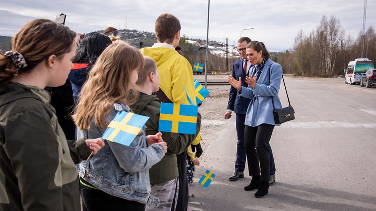 Kronprinsessparet utanför bageriet 