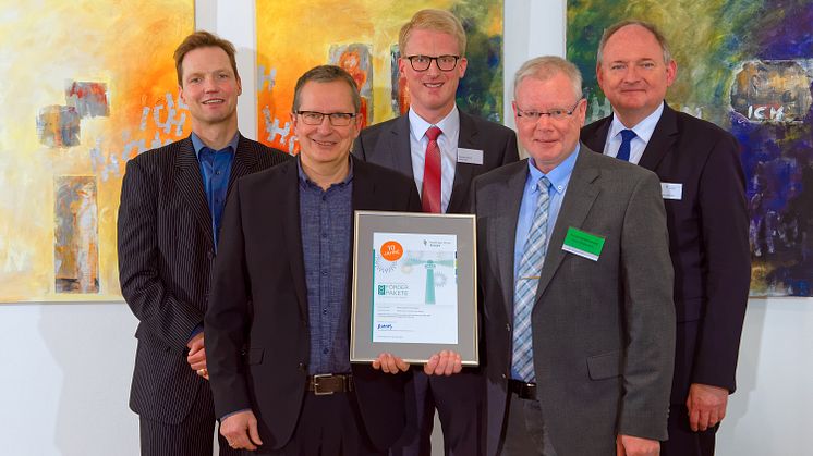 Leuchtturmprojekt 2018 Förderverein Schule Haus Widey (v. l.): Jurymitglied Prof. Dr. Sebastian Braun, Marko Willborn, Michael Sprink, stellv. Bürgermeister Salzkotten, Heinrich Kappeler, Schulleiter, und Dr. Stephan Nahrath, Geschäftsführer WWE.