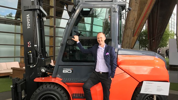 Toyota Traigo80 och Henrik Åkerlund, produktchef Toyota Material Handling Sweden