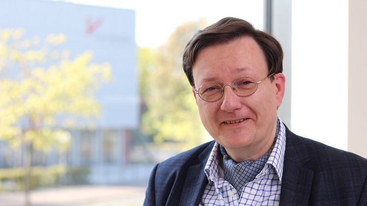 Prof. Dr. Jochen A. Bär ist Professor für Germanistische Sprachwissenschaft an der Universität Vechta. 