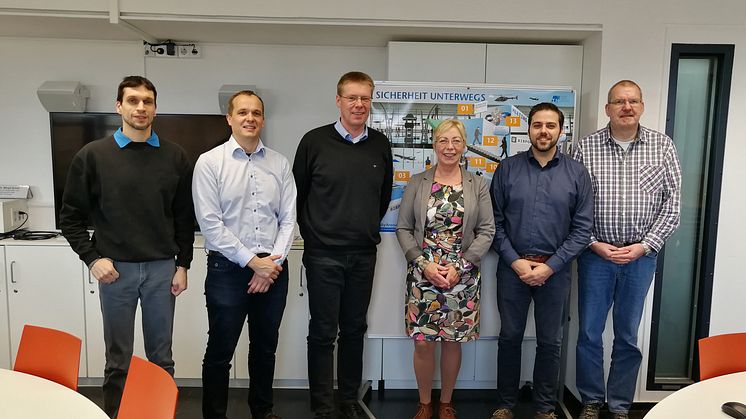 Die erfolgreichen Kursteilnehmer gemeinsam mit Forschungsprofessorin Dr. Margit Scholl und Laboringenieur Ernst-Peter Ehrlich (l.).