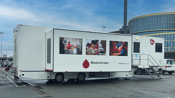 Blodbussen kommer till Bromma Blocks parkering 