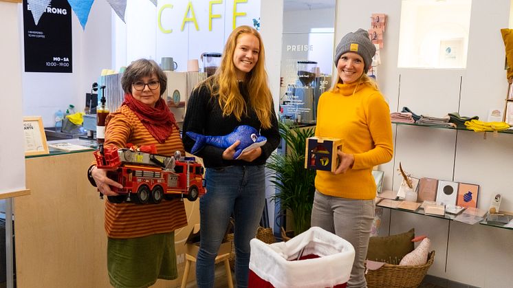 Kathrin Bender (Inhaberin Bonscherhus), Anna Börmann (KOSMOS), und Janine Streu (Innenstadt-Managerin) freuen sich über jede Spende. Die ersten Spielzeuge sind schon abgegeben worden. 