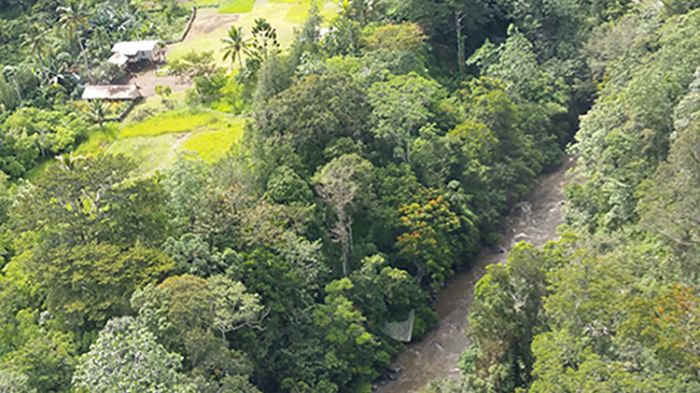 Utsikt over Naoro-elva og landsbyen Madilogo på Papua Ny-Guinea.