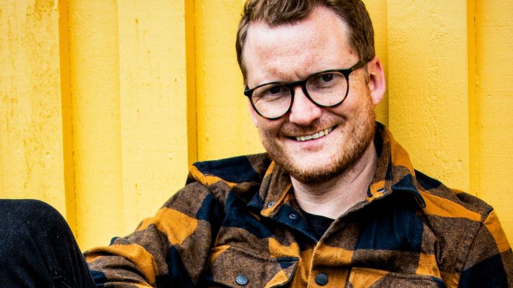 Buskisprinsen Lars Classon förlänger populära solo-föreställningen "Kan det inte bara vara enkelt" på turné!