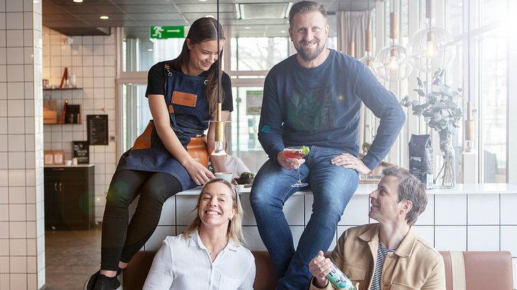 Skål i kaffe! Mathilda, Anna, Anders och Mattias firar segern i Digital PR Awards.
