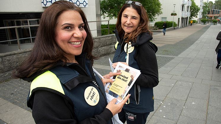 Valambassadörerna Rajaa Alkorayshi och Juhaina Swaid är ute på gator och torg hela sommaren för att informera om höstens val.