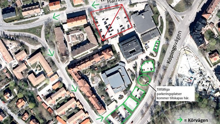 Coop-parkeringen (den röda rutan) stängs den 6 april. Den 1 april görs parkeringsplatserna längs Köpingsvägen tillgängliga för alla.