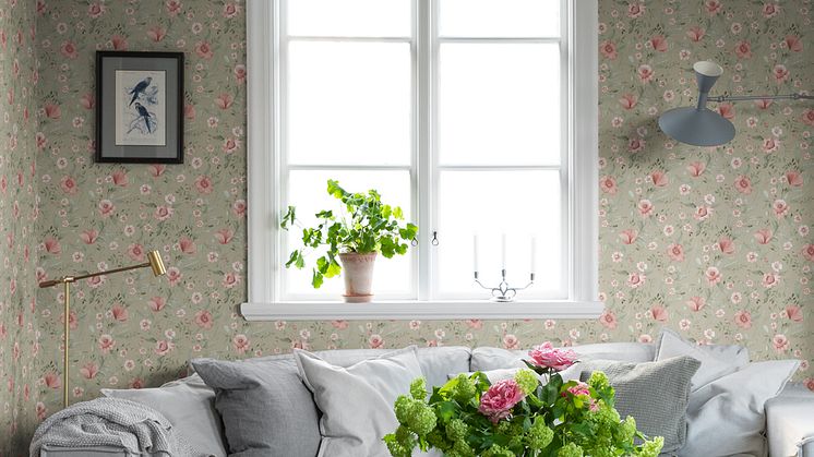 Trädgårdsblommor är en vacker tapet med vallmo från Midbec Tapeter