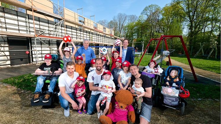 Die RB-Fußballer Willi Orban, Fabio Coltorti und Stefan Ilsanker (vorn, v.l.) mit ihren kleinen Bärenherz-Fans und Vorstandsmitgliedern des Fördervereins. Foto: Rico Thumser, Kinderhospiz Bärenherz