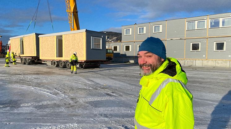Montering av anleggshotellet er i gang. – I løpet av april står alt klart for å ta imot gjester, sier plass-sjef Ståle Gundersen.