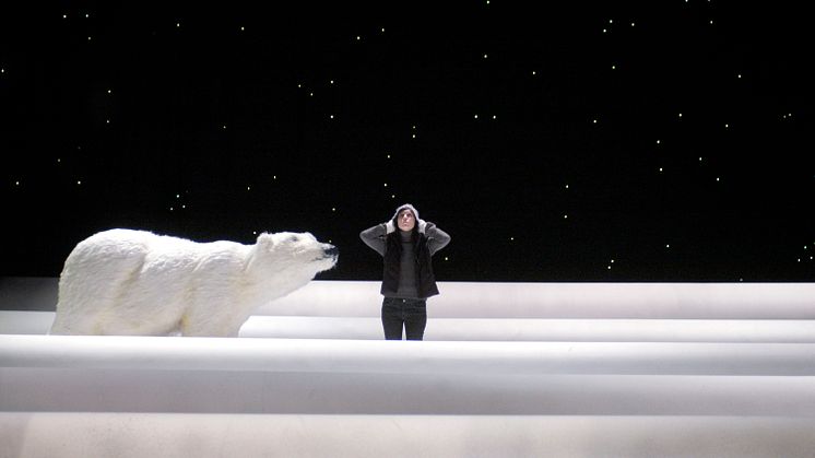 Klockan 13 auktionerar Göteborgs Stadsteater ut isbjörnen som var med i ”In a dark and northern place” på Backa  Teater 2005. På bilden även Ylva Gallon. Foto Ola Kjelbye.