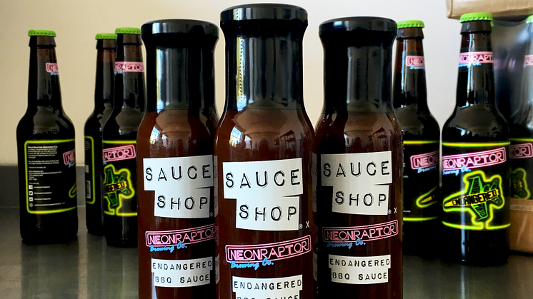 Sauce Shop x Neon Raptor – BBQsås med porter i en upplaga av 60 flaskor