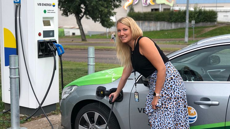 Patricia Magnell vid VB Energis snabbladdare för elfordon.