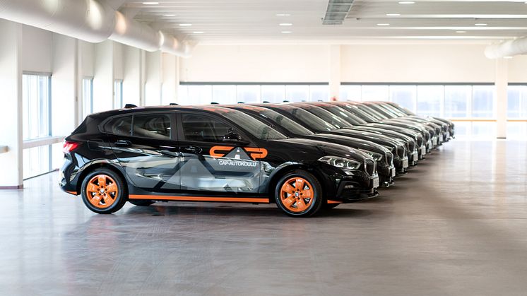 Lähes sata BMW:n 1-sarjalaista CAP-Groupin autokoulujen käyttöön