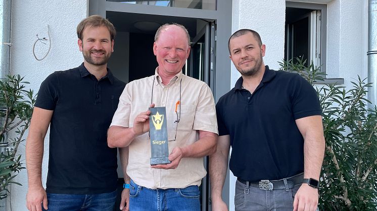 Feinwerkmechanikpreis: Prokurist Daniel Blank, Inhaber Peter Blank und Prokurist Alexej Anton (v.l.) freuen sich über den Gewinn des Feinwerkmechanikpreises 2022, mit dem ihre besondere Leistung gewürdigt wurde.
