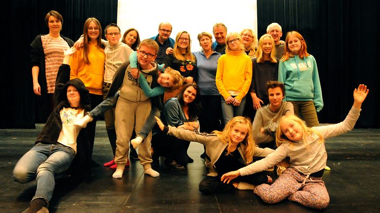 SKUESPILLERNE: Her er skuespillerne i forestillingen Jul i Myra klare til å ta i mot publikum - ikke i dag  - men lørdag 15. desember og søndag 16. desember.  (Se navn i bildearkiv). Foto: Erik Larsen
