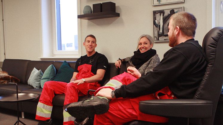 Her får de befarne skibsassistenter Claus Rexen Petersen (til højre) og Peter Færgemann Mortensen (til venstre) en snak med Reception Manager Tina Roloff, som har stået for indretningen af crew centeret.