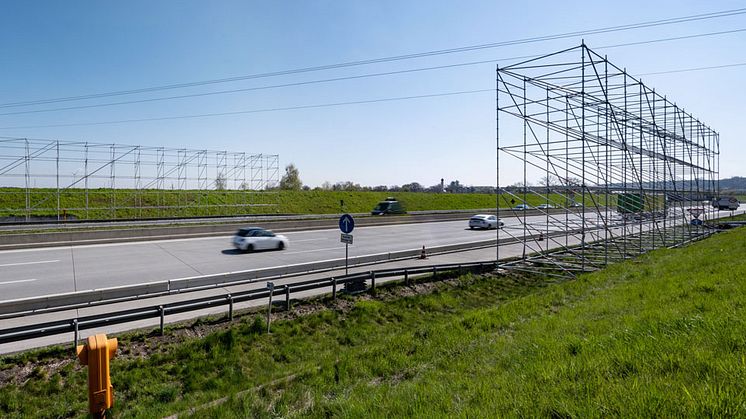 Neben der Autobahn bei Sulzemoos baut die Bayernwerk Netz Gerüste auf. Ein Netz über der A8 soll während der anstehenden Sanierung der Hochspannungsleitung die Autofahrer schützen.