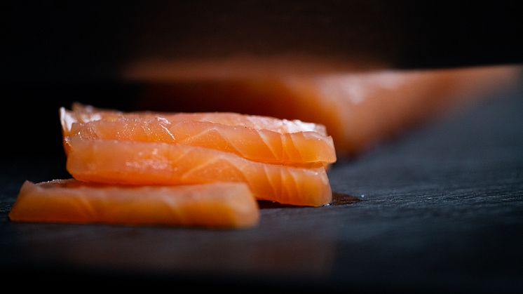 Det er med en ny teknologisk og patenteret proces, at den norske fiskeproducent Salma har knækket koden til, hvordan frisk rå fisk bringes direkte til forbrugerne. Foto PR