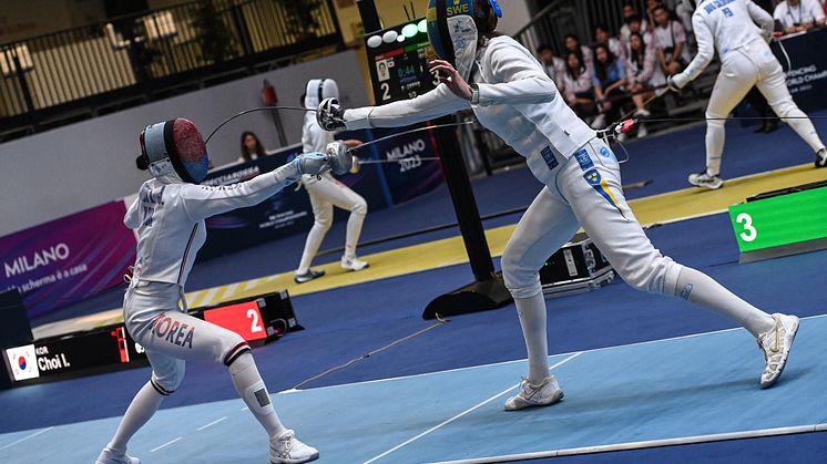 Fäkt-VM Milano 2023-07-25: Emma Fransson i matchen mot Injeong Choi. Efter att matchen gått till förlängning tog Choi hem segern 13-12. Foto: Eva Pavía #bizziteam