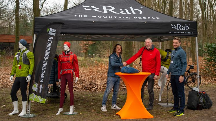 Von links nach rechts: Chris VanBeem, Gründer und Eigentümer von Trailrunning Europe; Gerard Ritter, Rab Country Manager Benelux; Patrick Baars, Sponsoring und Event Manager Trailrunning Europe