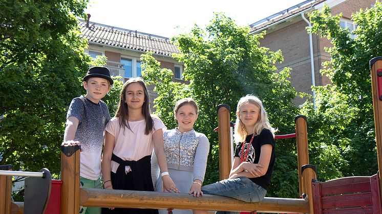 Charlie Parkrud, Julia Gren, Karla Lindwall och Simon Tanggaard är några av de elever på Hagaskolan som varit med i skapandeprocessen bakom Hagavågen, Hagas nya konstverk som skall placeras på Pehr Erikssons Plats.