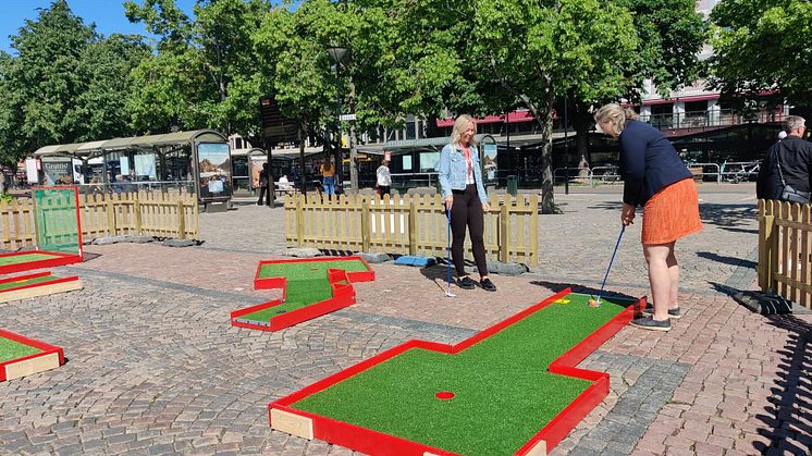Josefin Wedin och Monika Bubholz inviger minigolfbanan. 