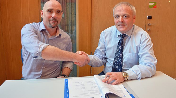 Kjetil Bergflødt i TOOLS (t.v) og kartegorimanager Edmund Kammen i Hydro signerer her den nye avtalen mellom selskapene. 
