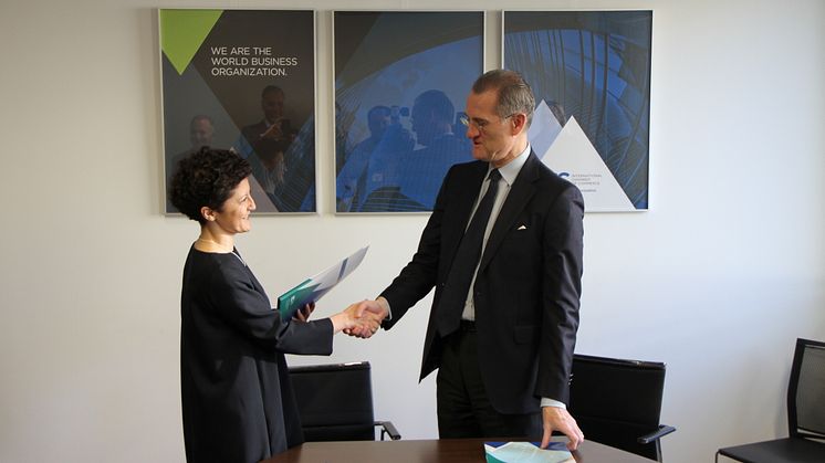 Thea Tsulukiani, Georgiens justitieminister, och Alexis Mourre, ordförande i ICCs Skiljedomstol skakar hand efter att ha signerat avtalet som ska stärka tvistlösningssystemet i Georgien